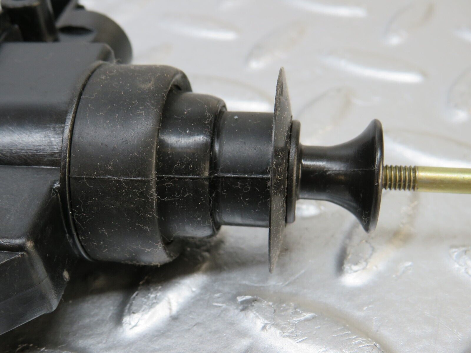 33902 Mercedes-Benz W124 260E Door Lock Vacuum Actuator Front Right