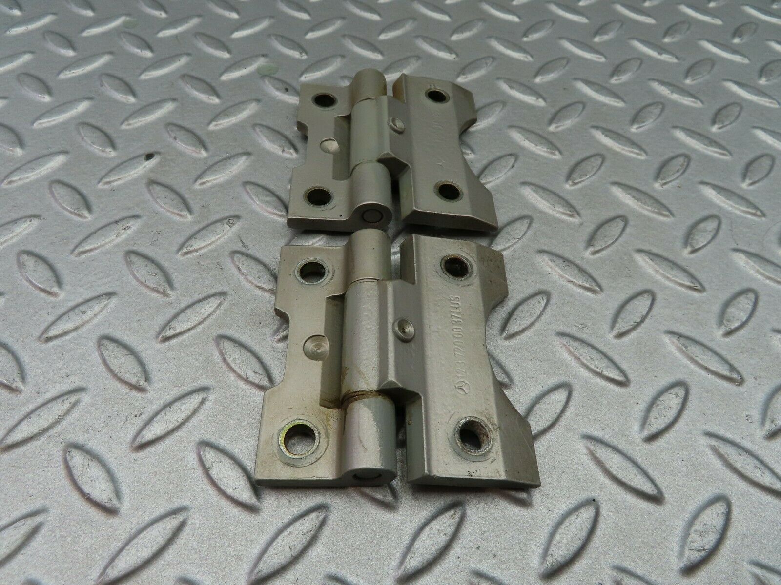 6246 Mercedes-Benz W126 380SE Door Hinge Front Left Pair 1237200037