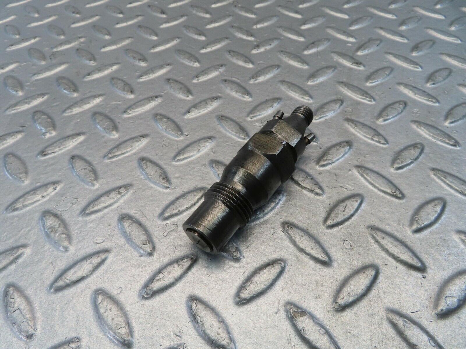 10982 Mercedes-Benz W115 220D Fuel Injector Bosch KCA30sd27/4