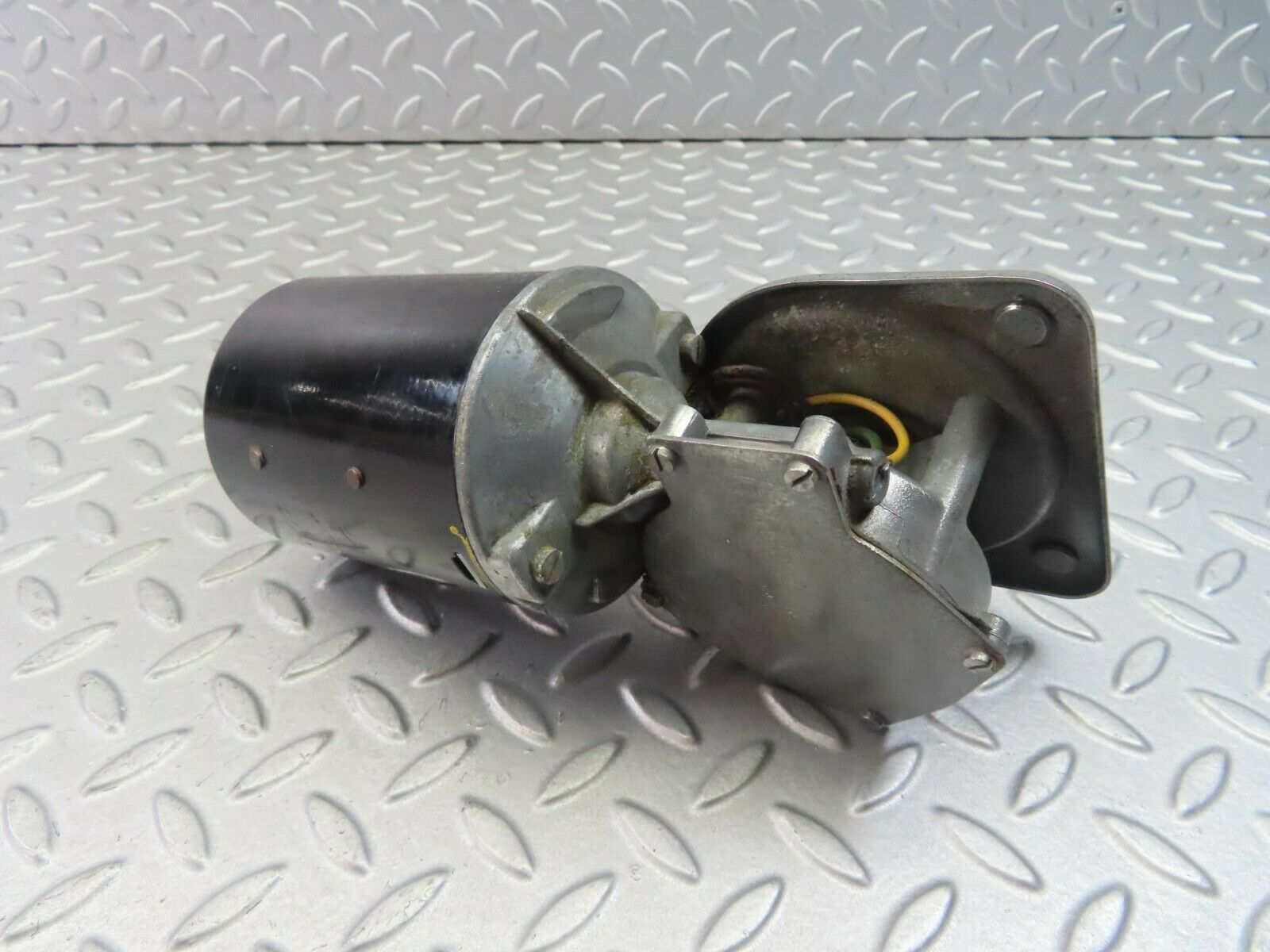 8259 Mercedes-Benz W115 Wiper Motor Bosch 0390446053