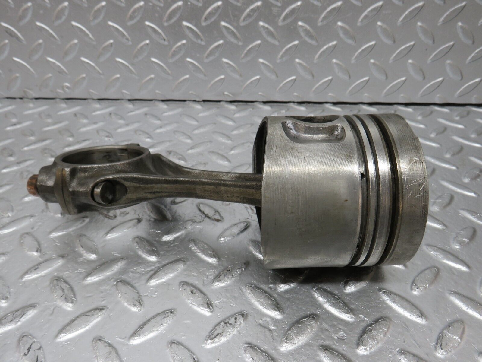 32932 Mercedes-Benz W123 300D Piston With Connecting Rod 90.875 mm 61502