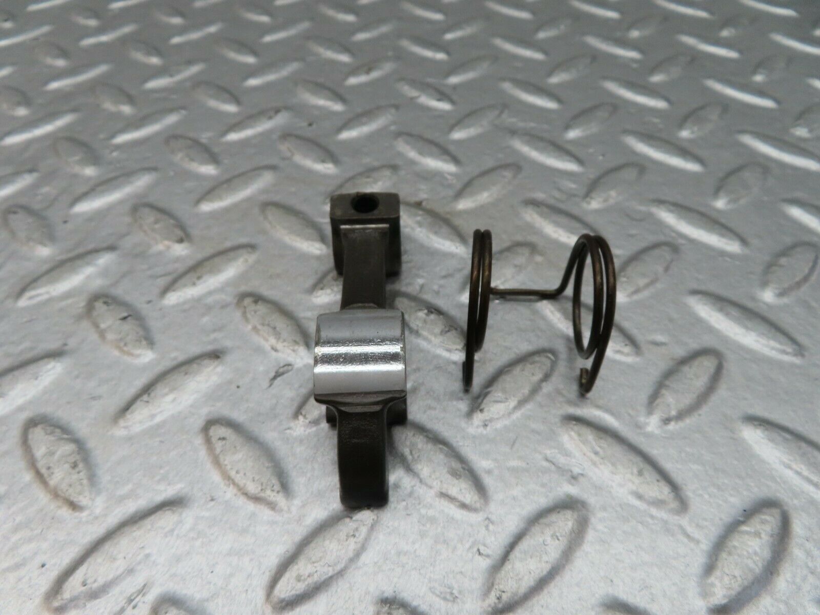 18064 Mercedes-Benz W123 200 Valve Rocker Arm With Retaining Spring