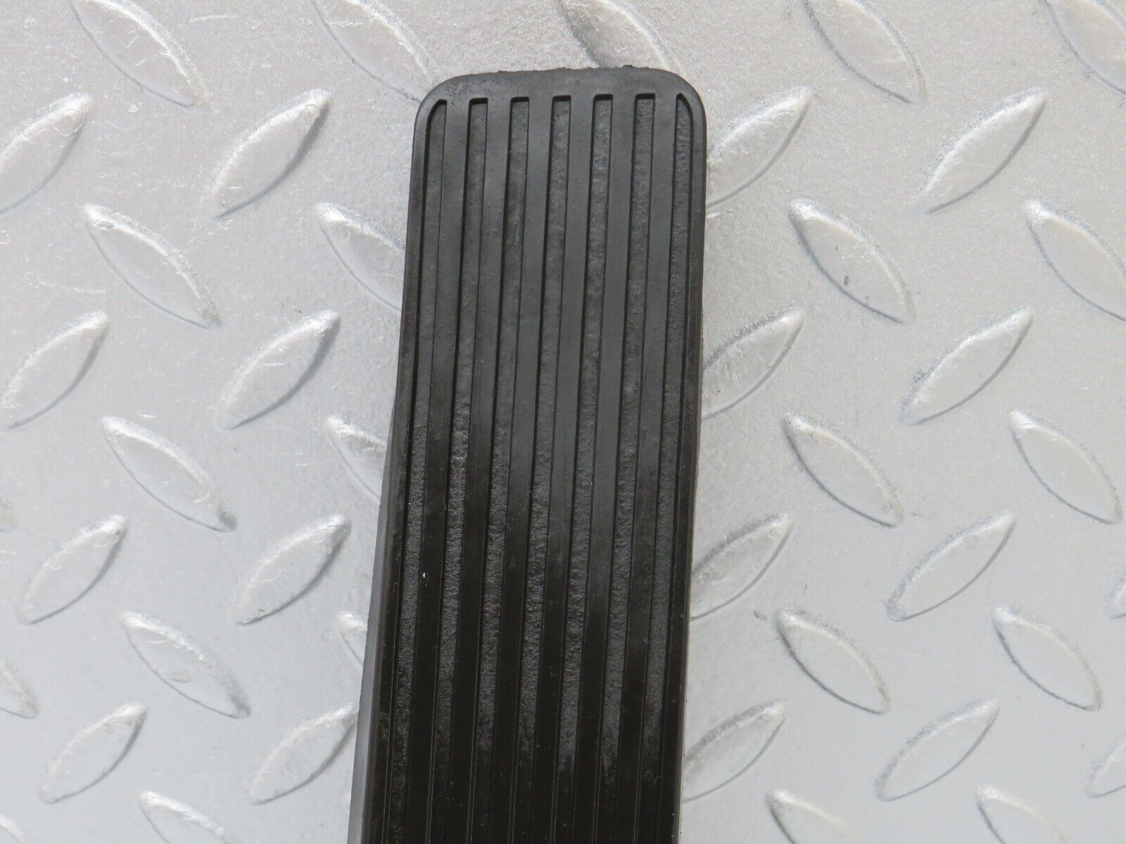 36884 Mercedes-Benz C126 420SEC Coupe Accelerator Pedal Rubber 1233010082