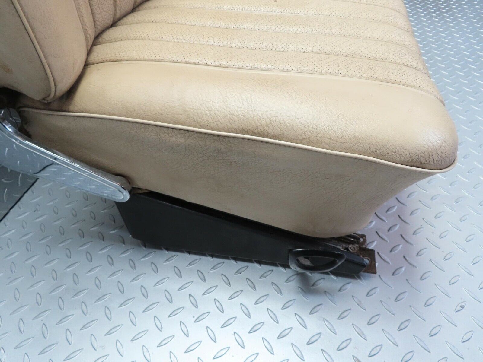 12507 Mercedes-Benz W108 280SE 3.5 Front Right Seat Cream