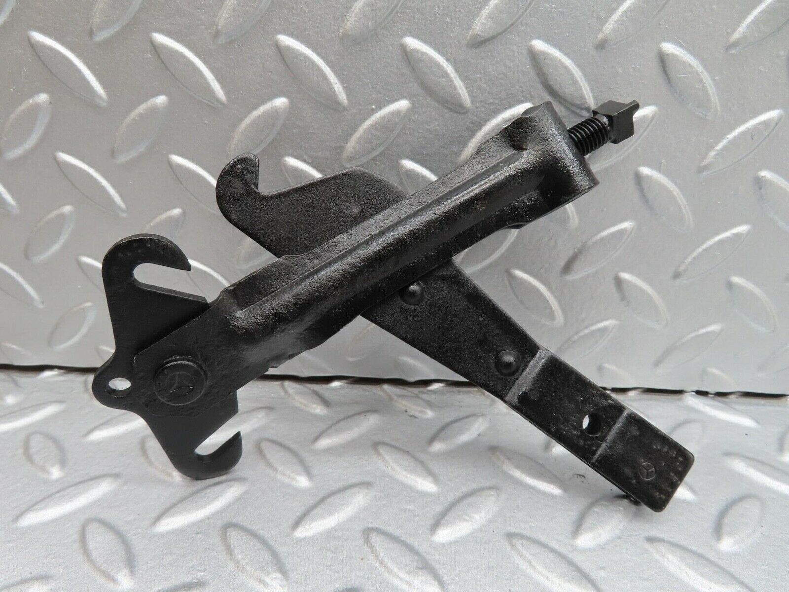 15978 Mercedes-Benz W123 280E Handbrake Regulator