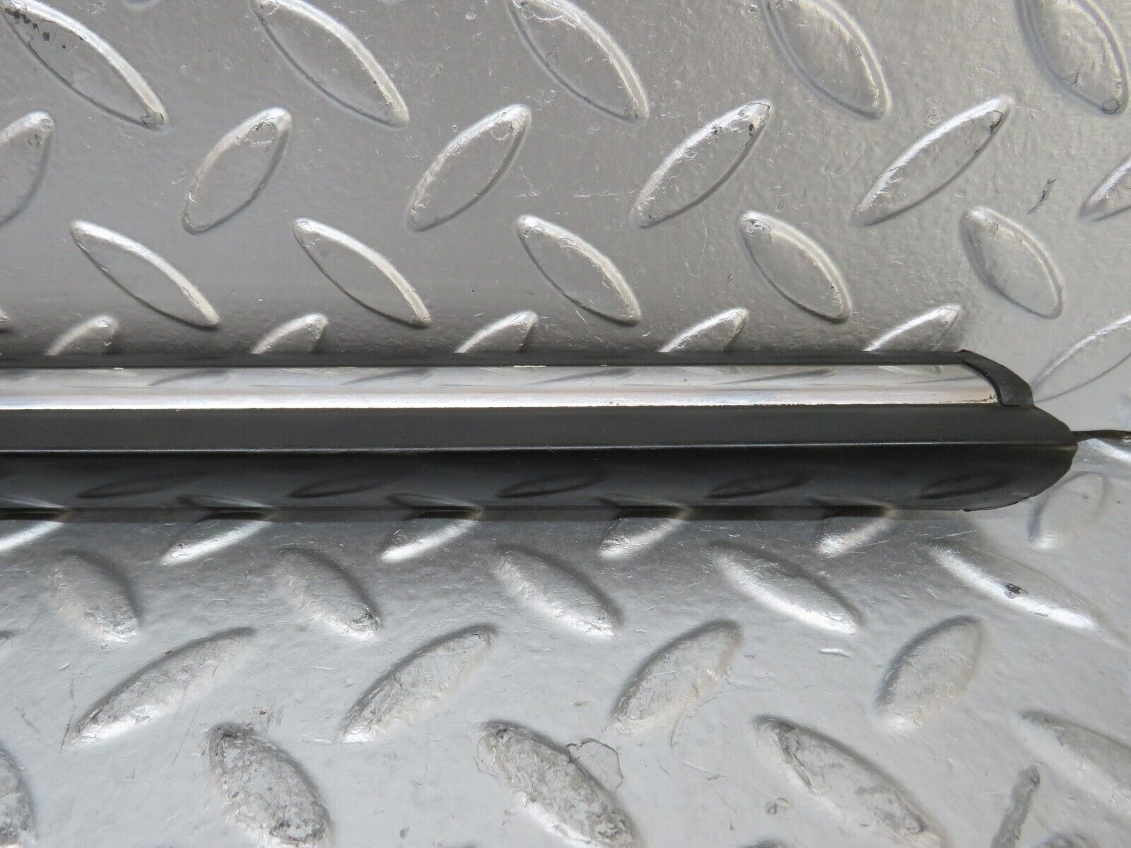 26077 Mercedes-Benz W116 450SE Front Left Fender Wing Centre Moulding Trim