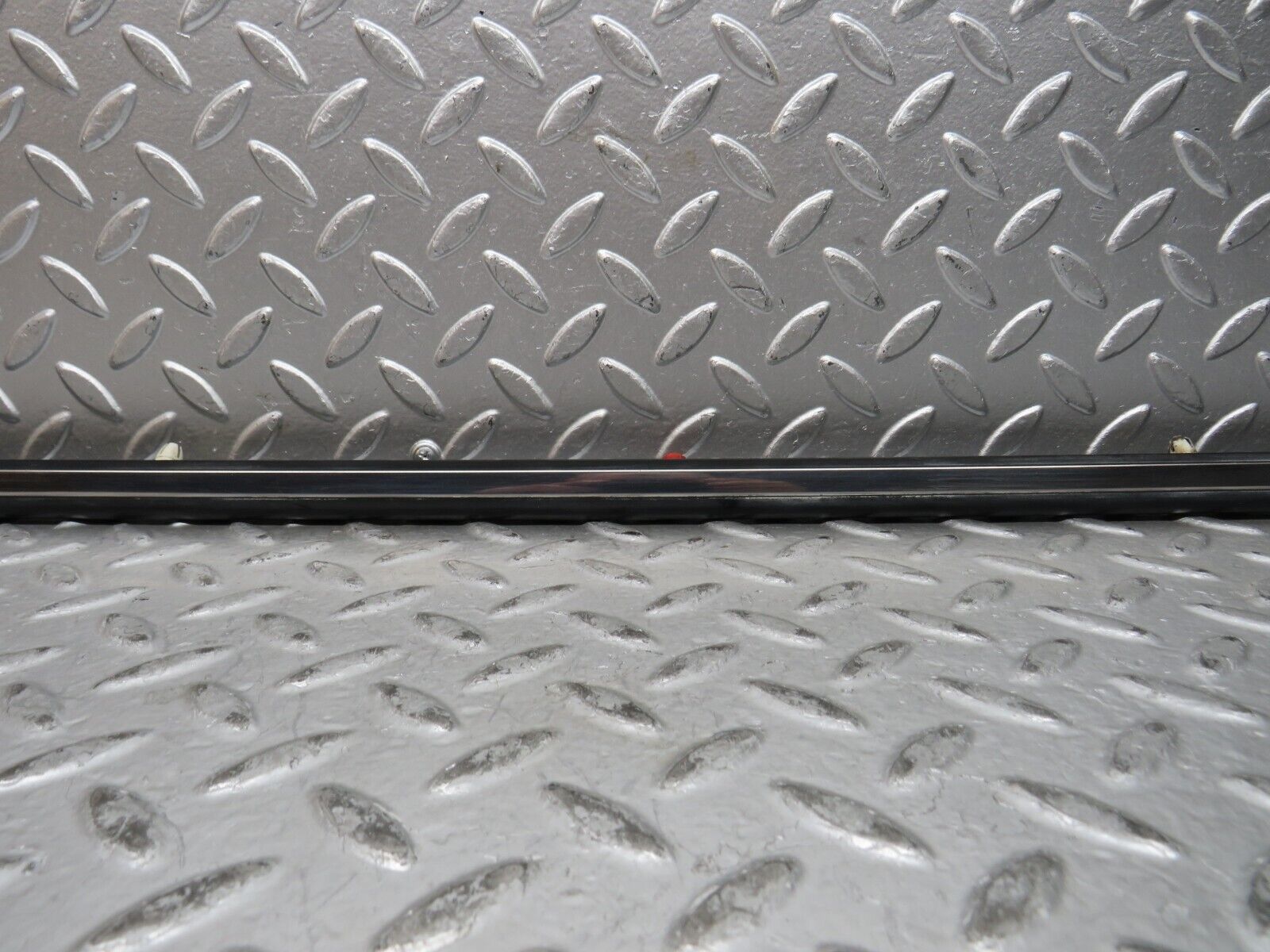 28620 Mercedes-Benz W123 280E Front Right Fender Wing Centre Moulding Trim