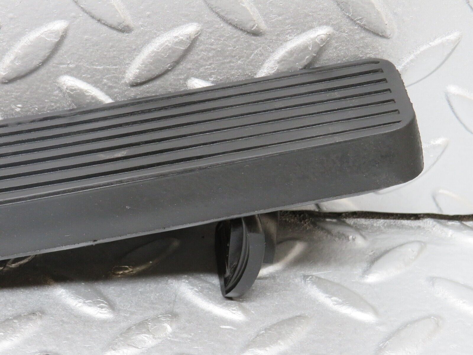 36100 Mercedes-Benz W126 420SE Accelerator Pedal With Rubber 1263000504 1233010082