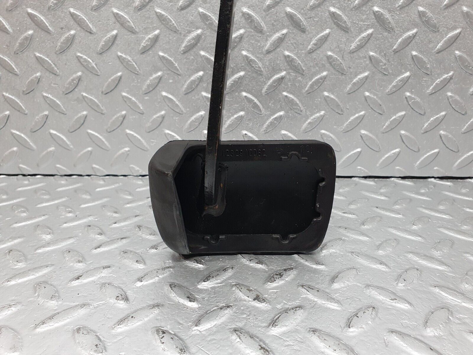 41083 Mercedes-Benz W126 300SE Brake Pedal With Rubber 1232910082