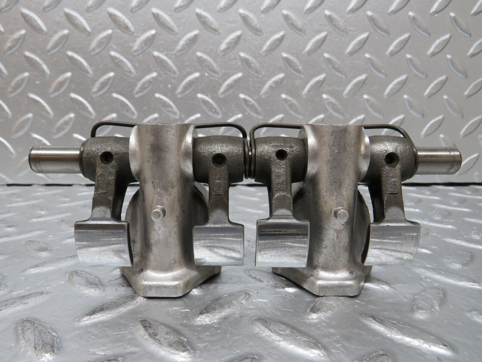 0871 Mercedes-Benz W123 240D Camshaft Rocker Arms 6160550010