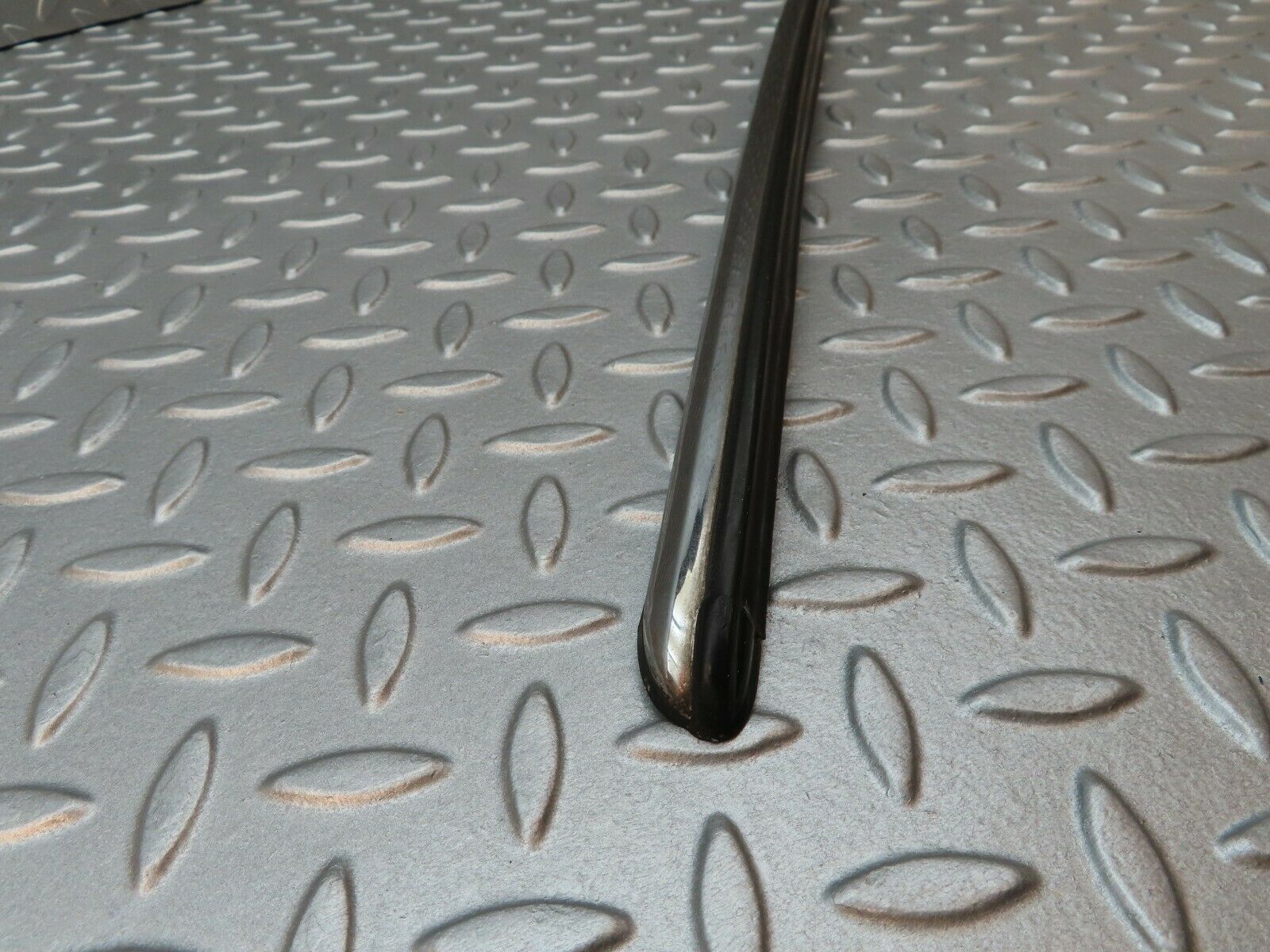 3451 Mercedes-Benz W108 280SE Centre Fender Wing Chrome Trim Front Left