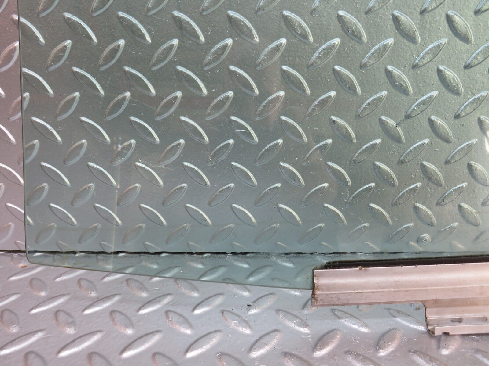 29260 Mercedes-Benz W124 230E Rear Right Door Window Glass