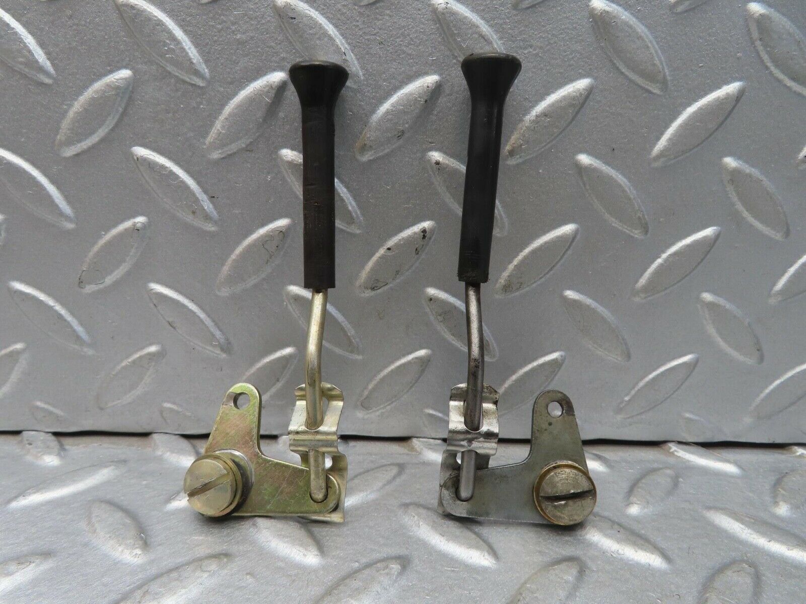 13183 Mercedes-Benz W111 220S Rear Door Lock Knob