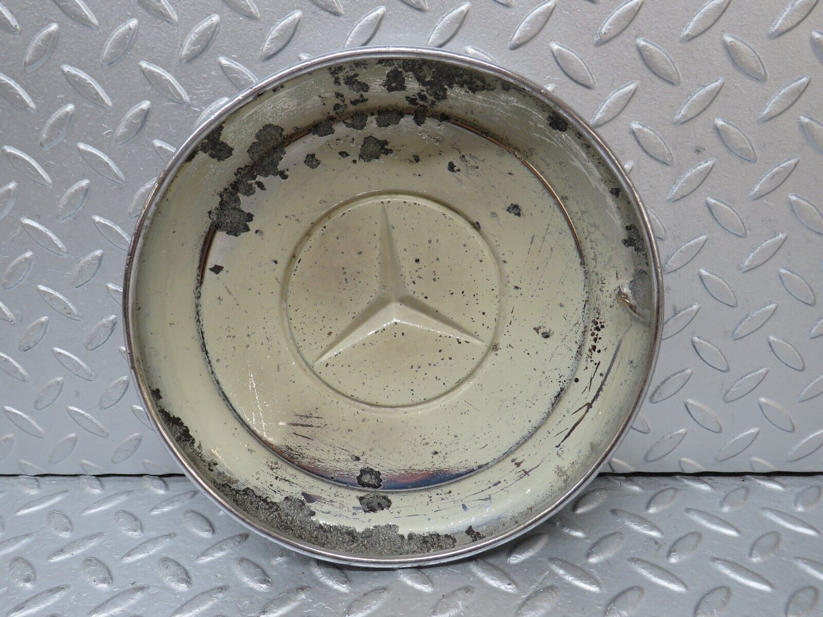 35762 Mercedes-Benz W108 Chrome Wheel Hub Cap