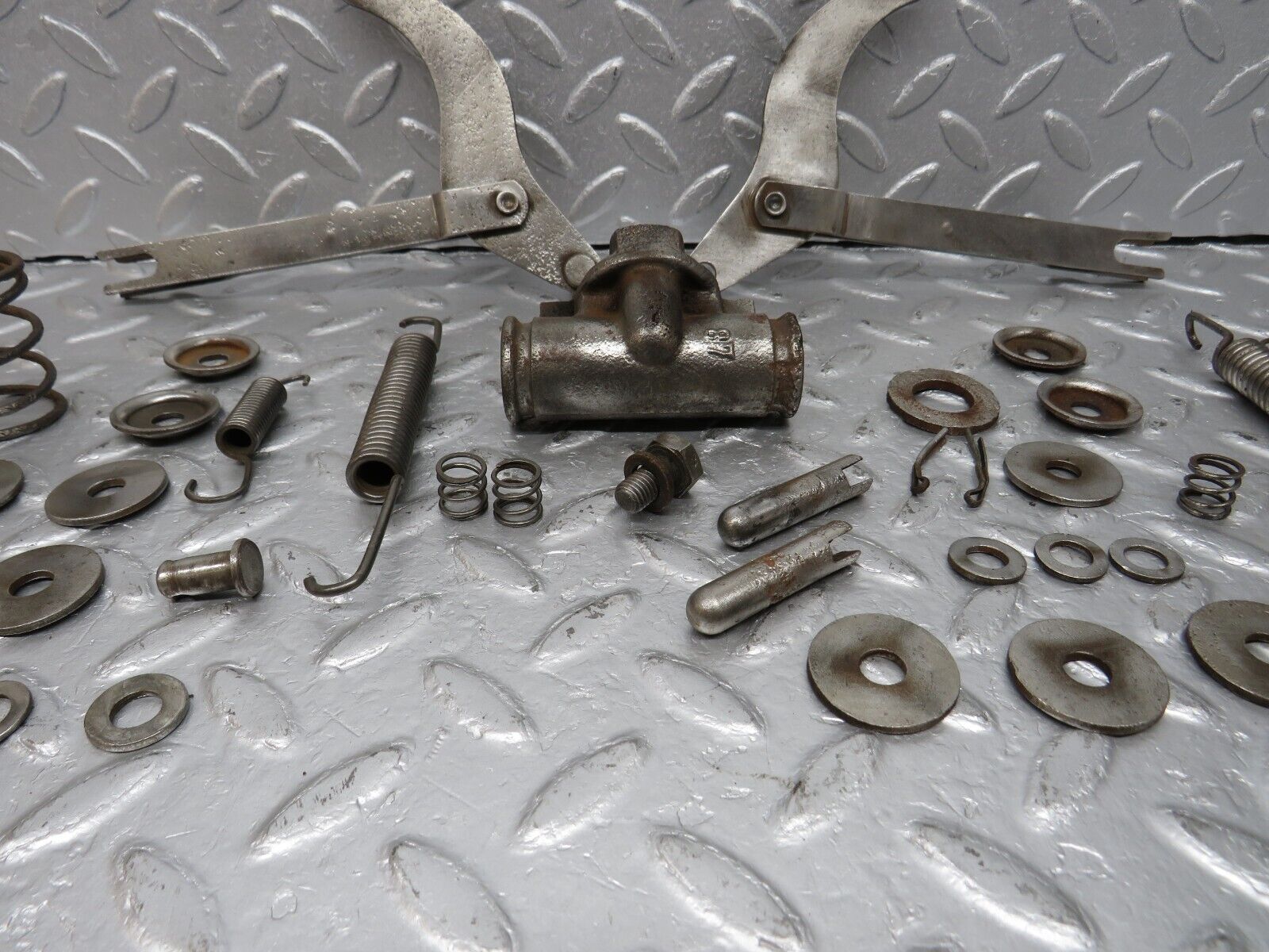 40504 Mercedes-Benz W110 230 Rear Brake Shoes Accessories Left And Right