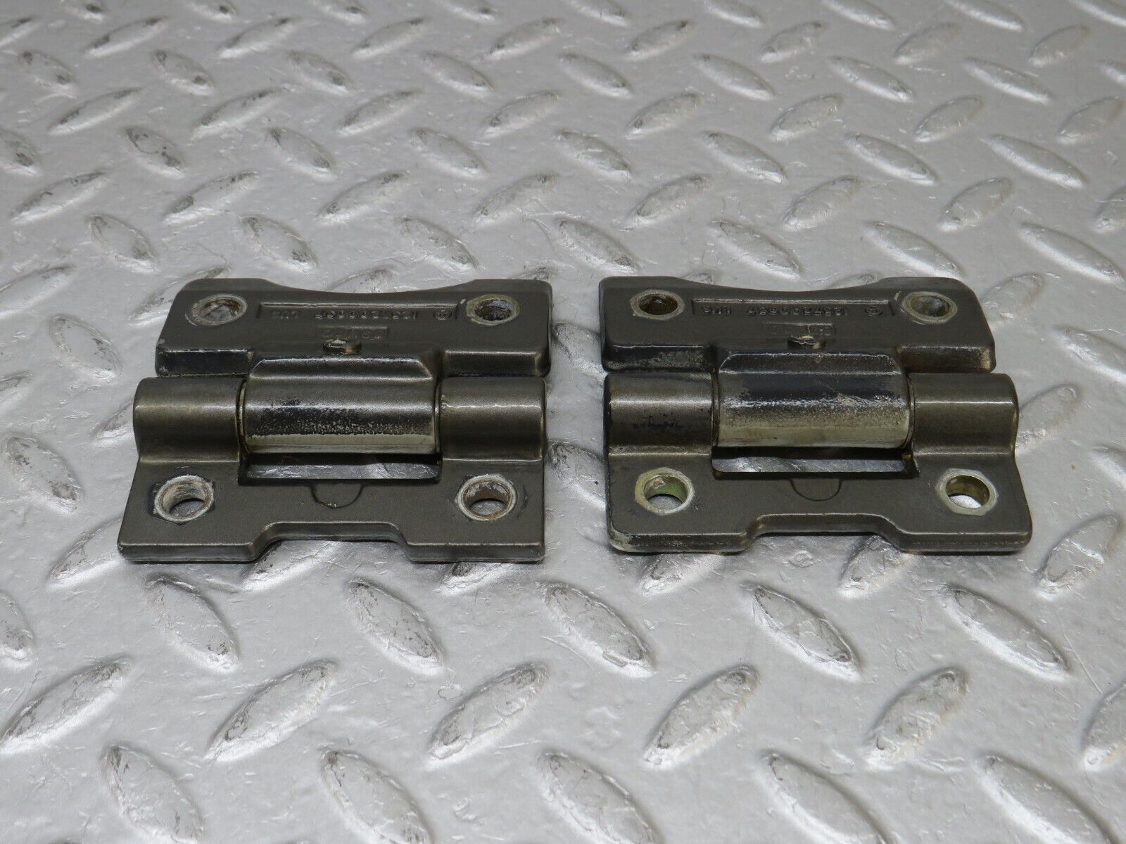 36071 Mercedes-Benz W126 420SE Door Hinge 1237200037