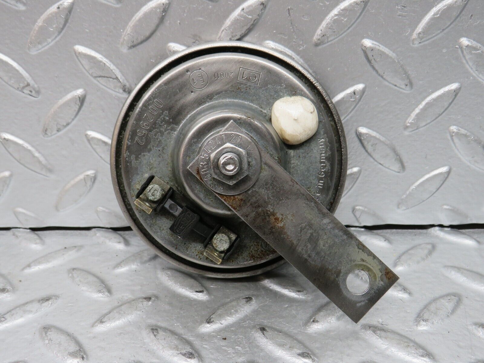 27992 Mercedes-Benz W123 280E Horn Hella 002952