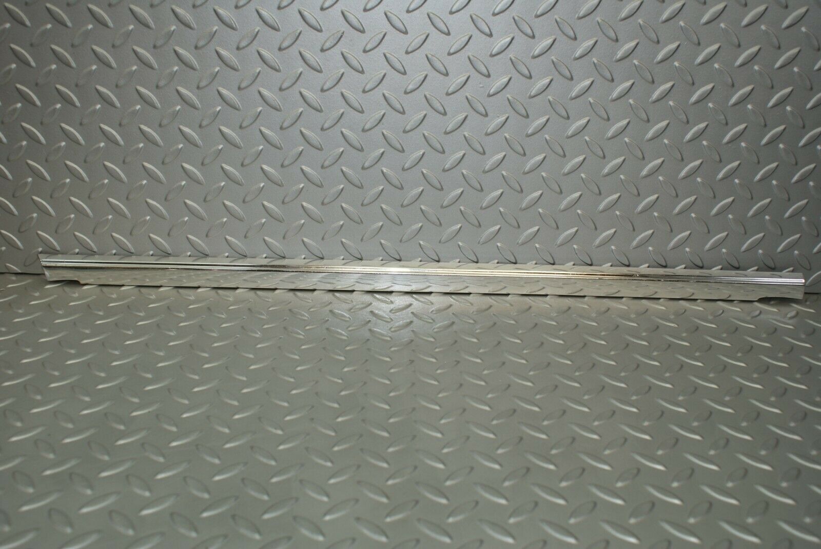 3124 Mercedes-Benz W115 220D Front Right Door Chrome Moulding Trim