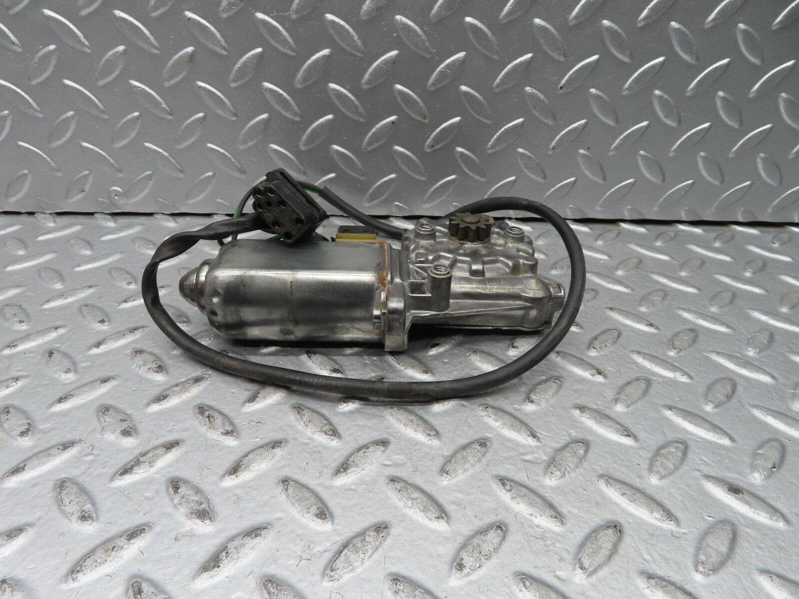 21441 Mercedes-Benz W126 300SE Rear Left Window Regulator Motor 0130821037