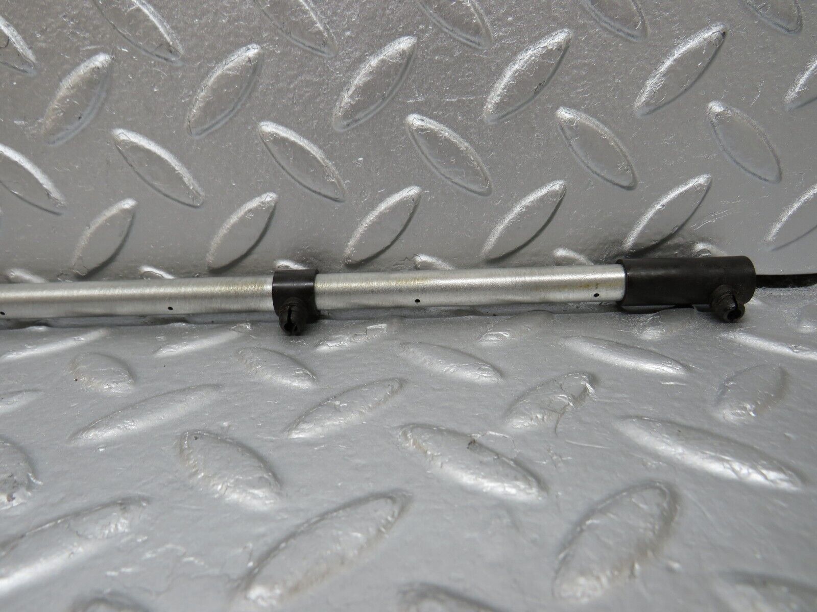 34549 Mercedes-Benz C126 380SEC Coupe Camshaft Oil Tube