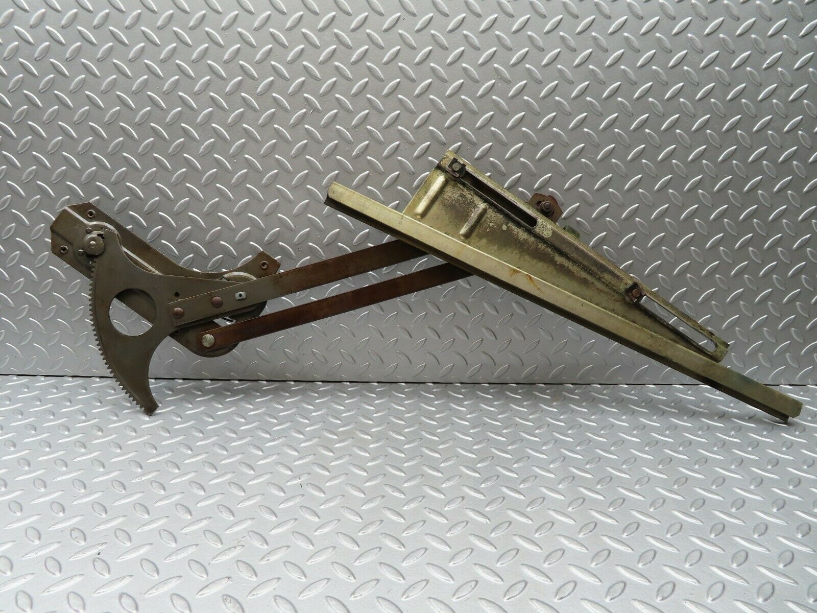 4722 Mercedes-Benz W114 280CE Coupe Front Right Manual Window Regulator