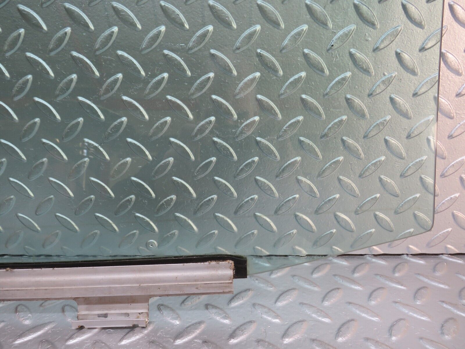 29260 Mercedes-Benz W124 230E Rear Right Door Window Glass