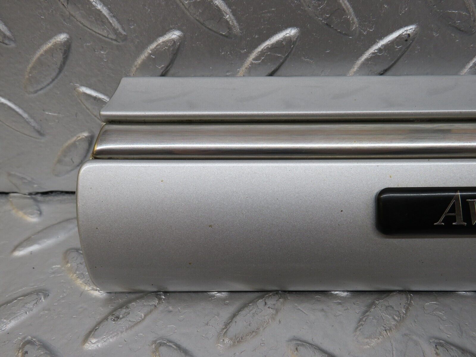 34717 Mercedes-Benz W210 320E Front Right Fender Wing Centre Moulding Trim 21069002