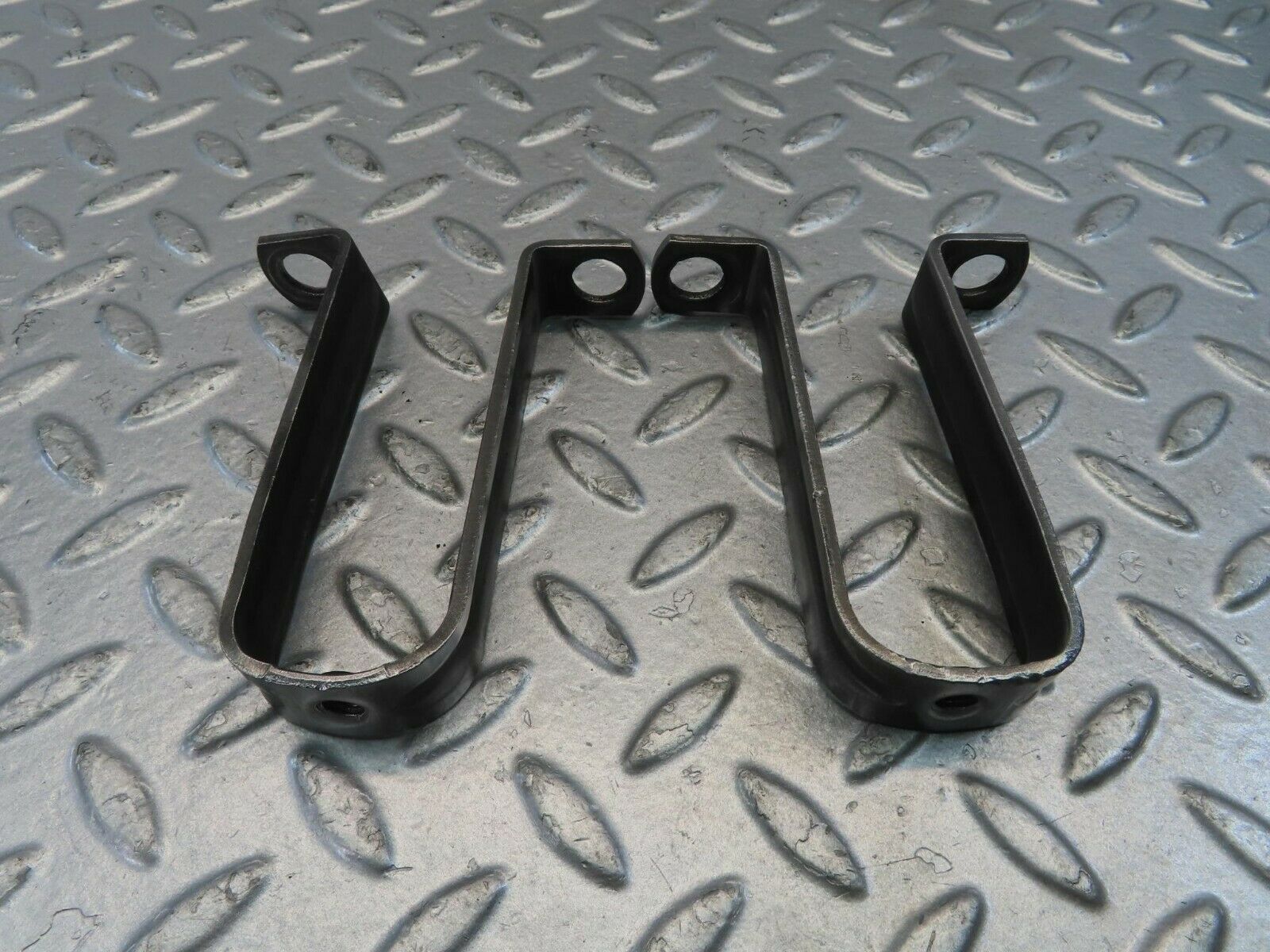 10966 Mercedes-Benz W115 220D Camshaft Oil Tube Holder