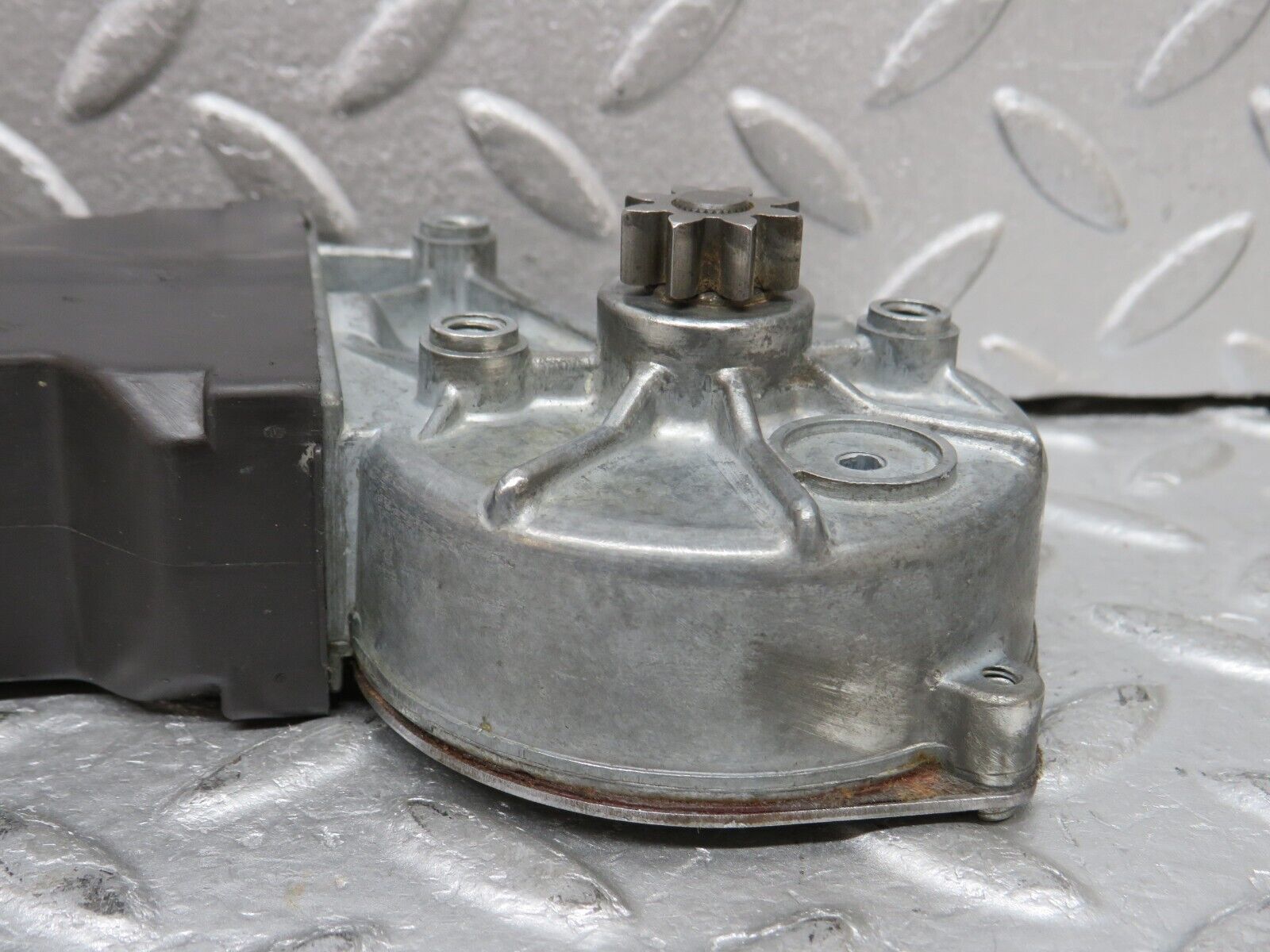 37417 Mercedes-Benz W109 300SEL Front Right Window Regulator Motor Bosch 0132001102