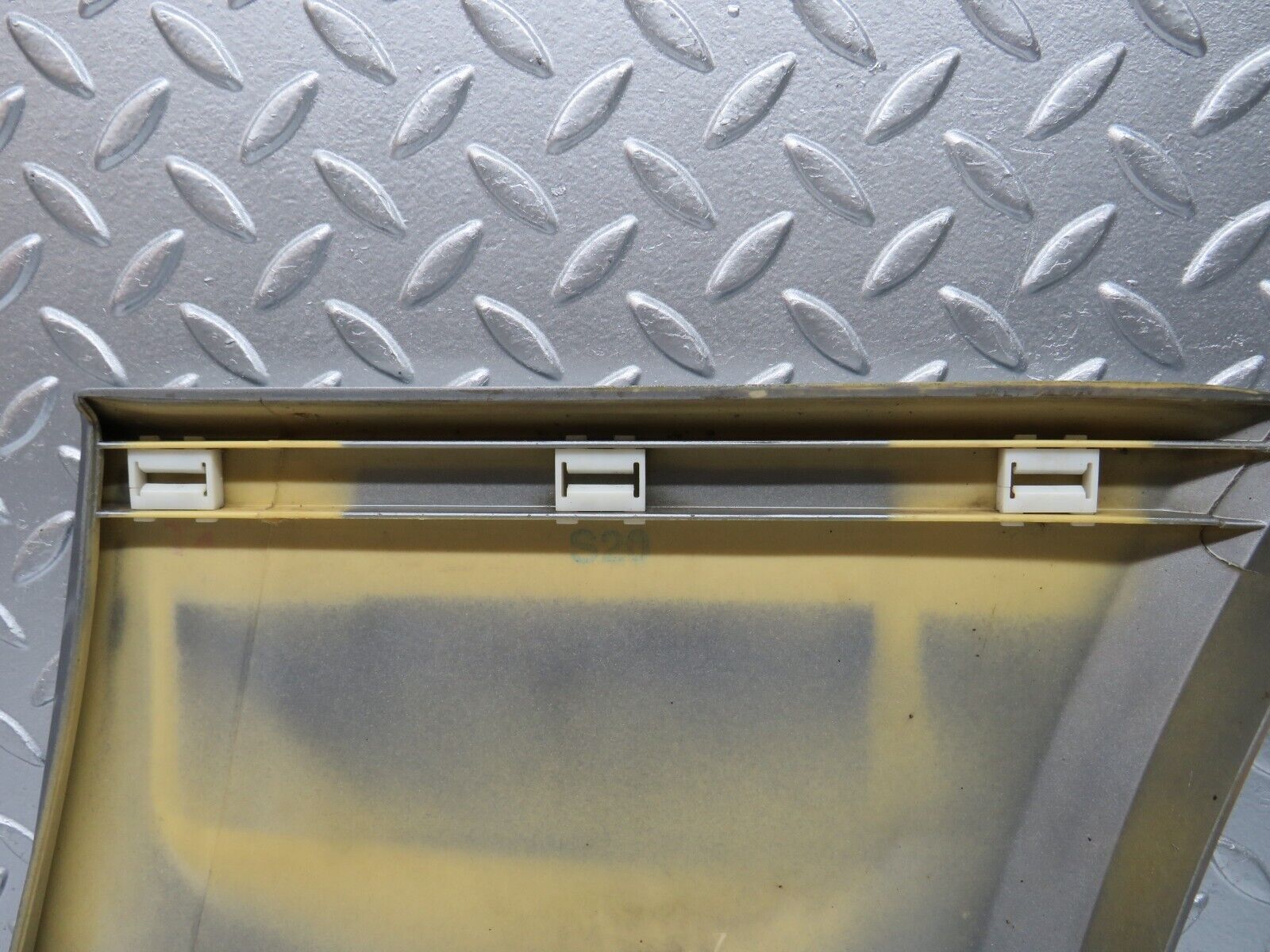 31651 Mercedes-Benz W201 190LE 1.8L Front Left Fender Wing Moulding Trim 2016905340