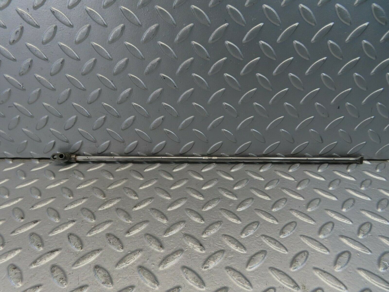 10965 Mercedes-Benz W115 220D Camshaft Oil Tube