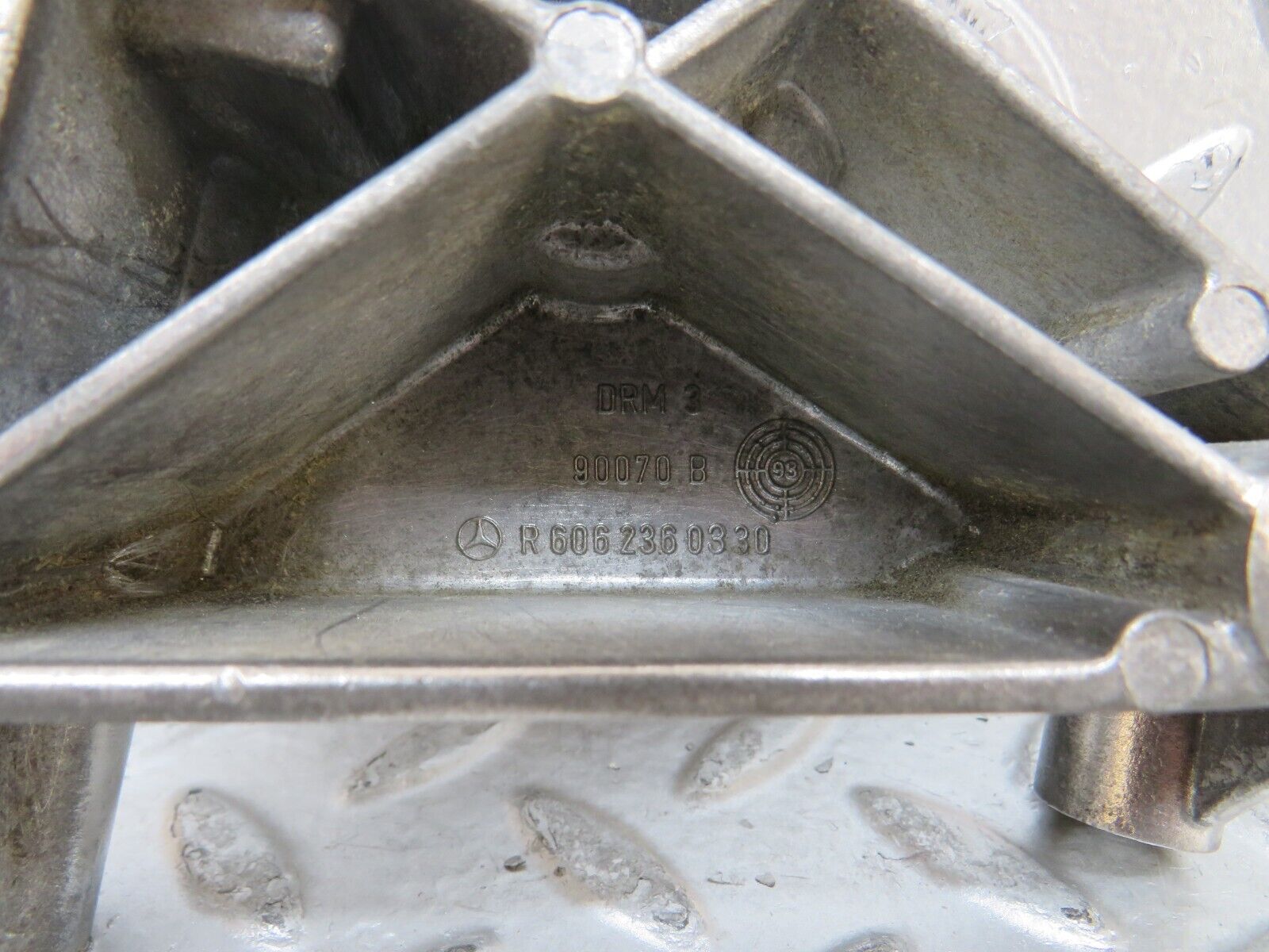 27768 Mercedes-Benz S124 300TE Wagon Power Steering Pump Bracket 6062360330