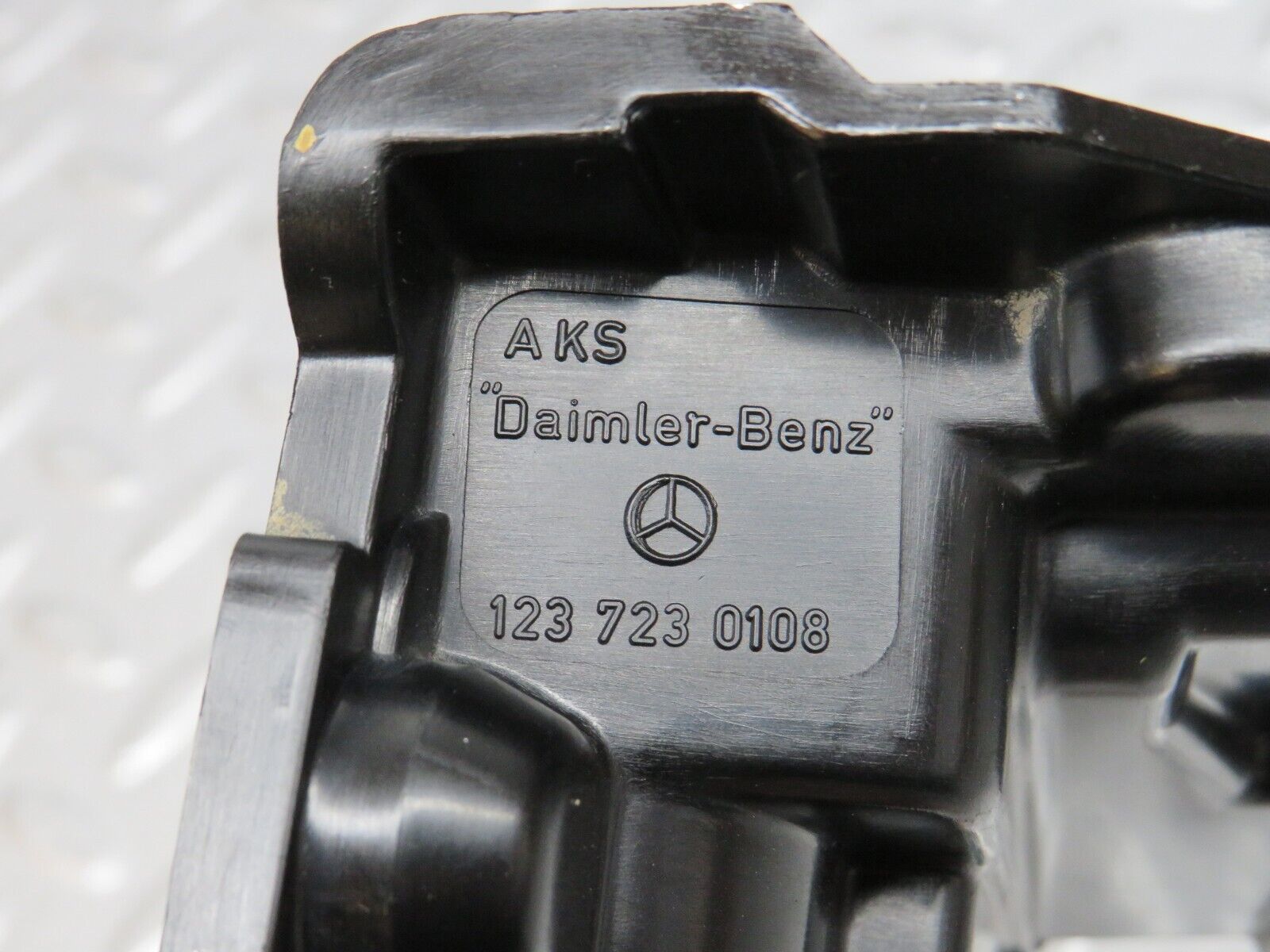 31083 Mercedes-Benz W123 200D Front Left Door Lock Mechanism 1237230108