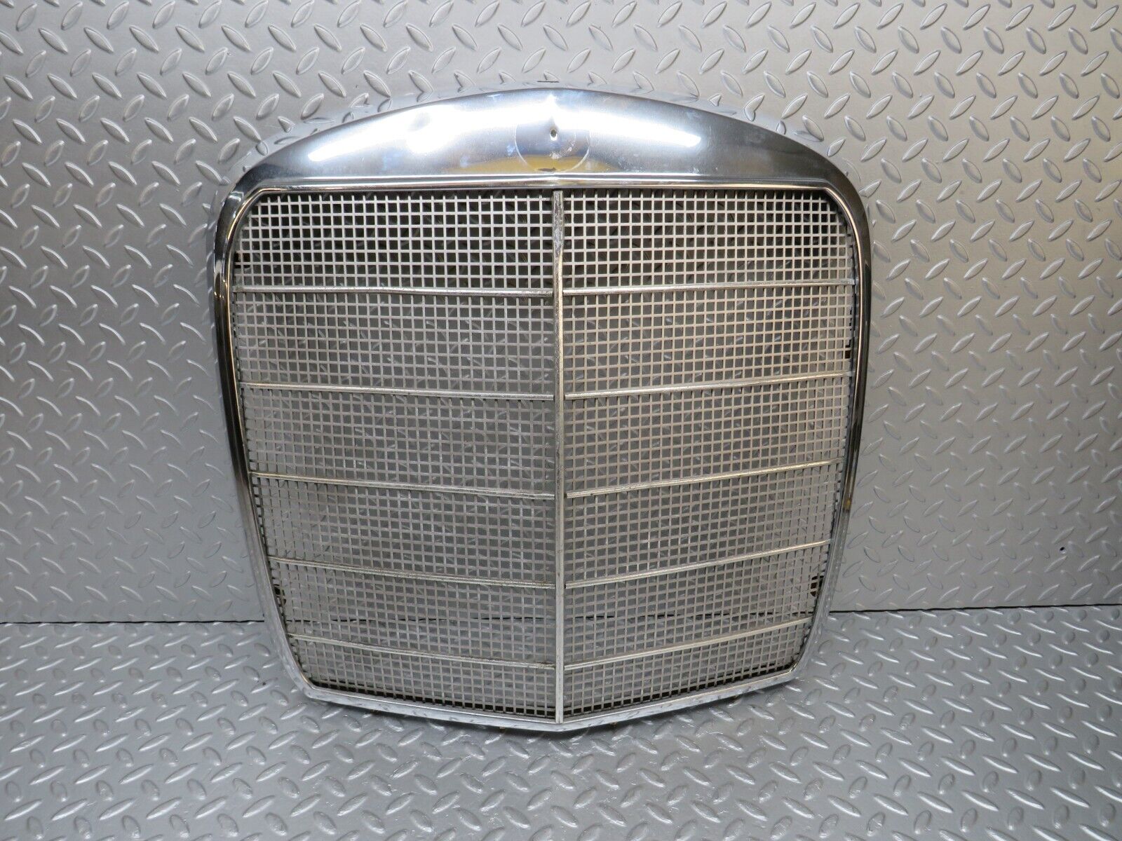 40343 Mercedes-Benz W110 230 Bonnet Grill Chrome