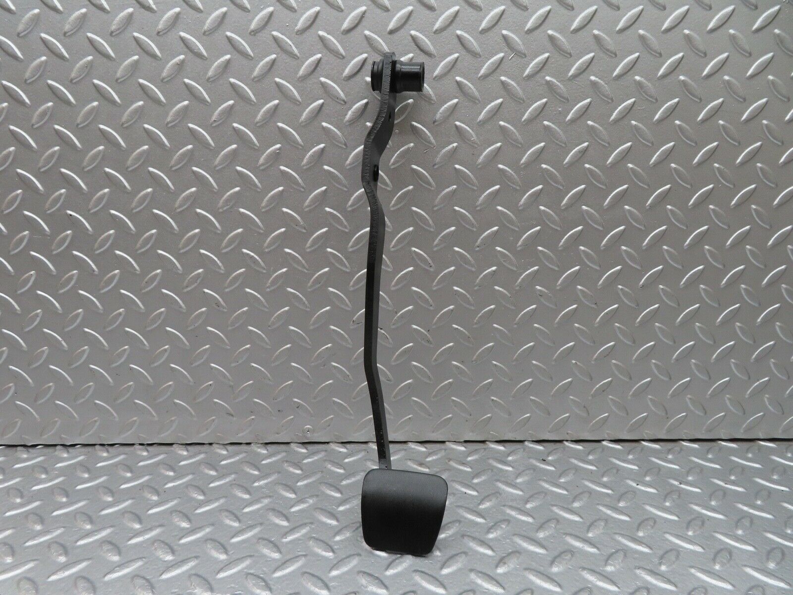 18077 Mercedes-Benz W123 200 Brake Pedal