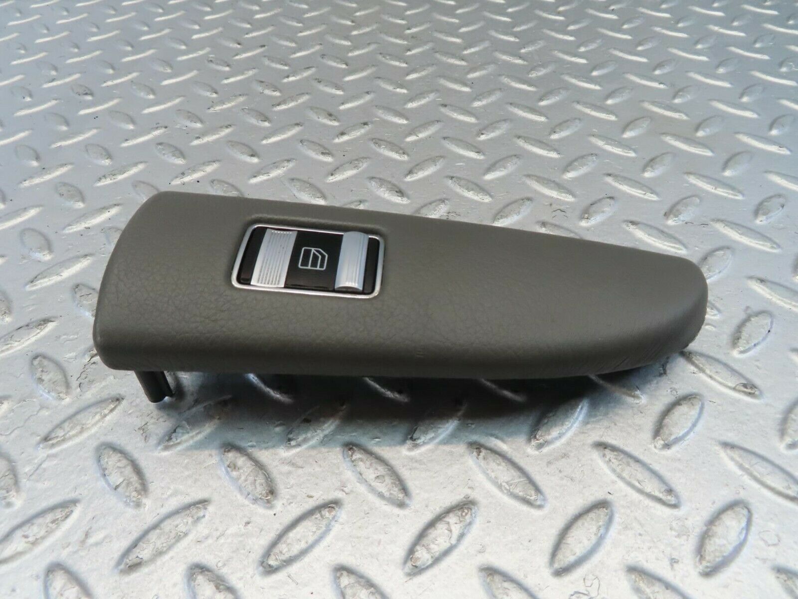 11181 Mercedes-Benz W221 S320 Rear Right Window Control Switch P0110638