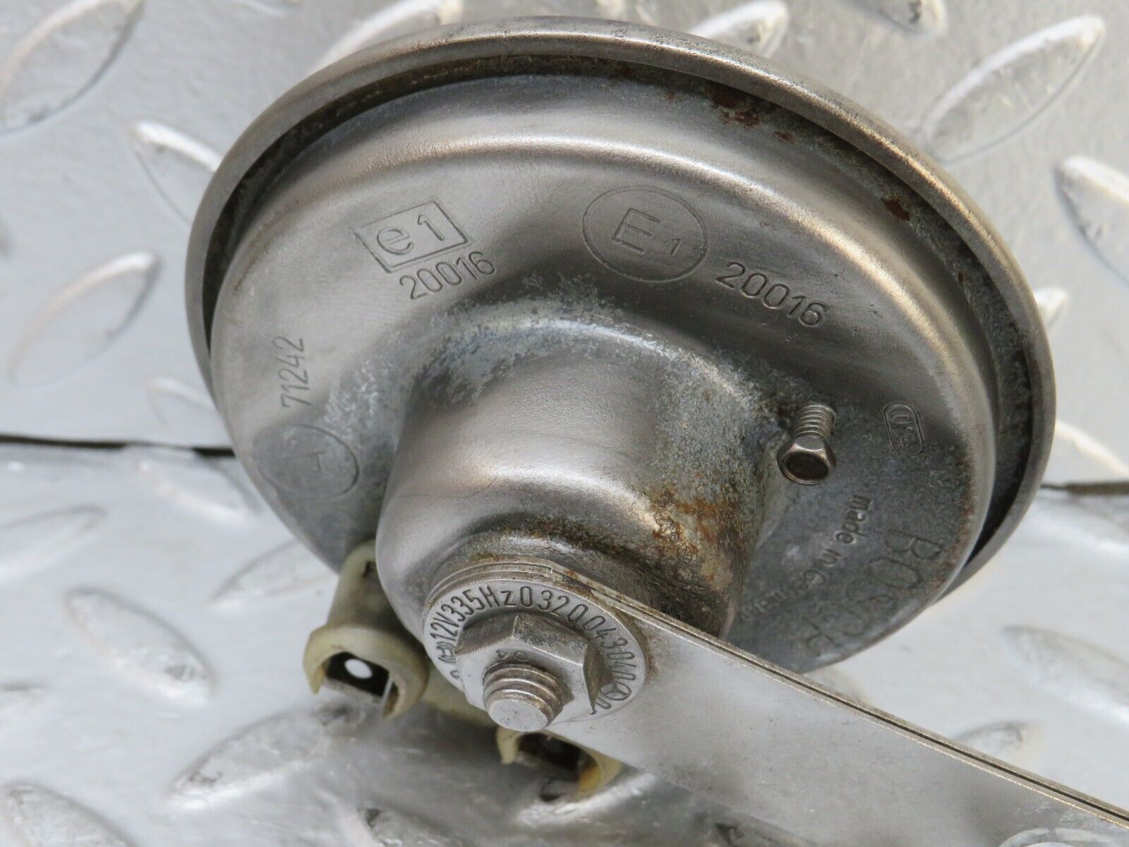 26899 Mercedes-Benz W123 240D Horn Bosch 0035423820