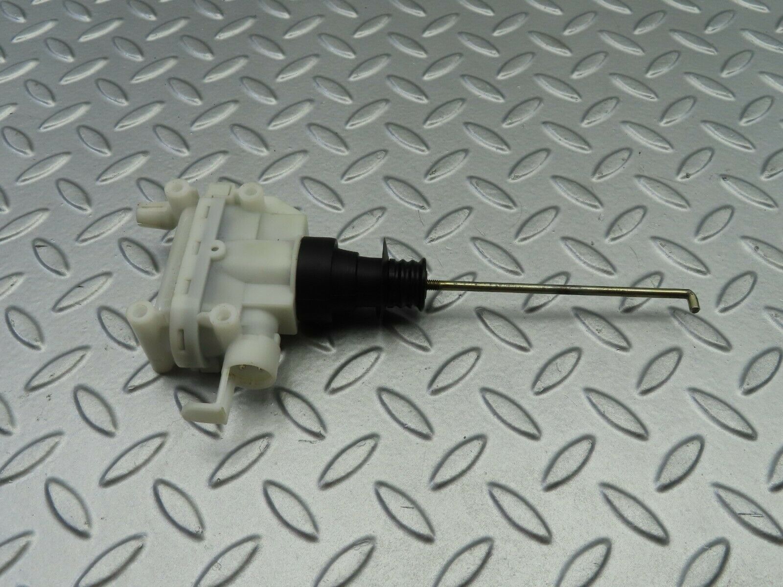 6576 Mercedes-Benz S124 E220 Wagon Trunk Lock Vacuum Actuator