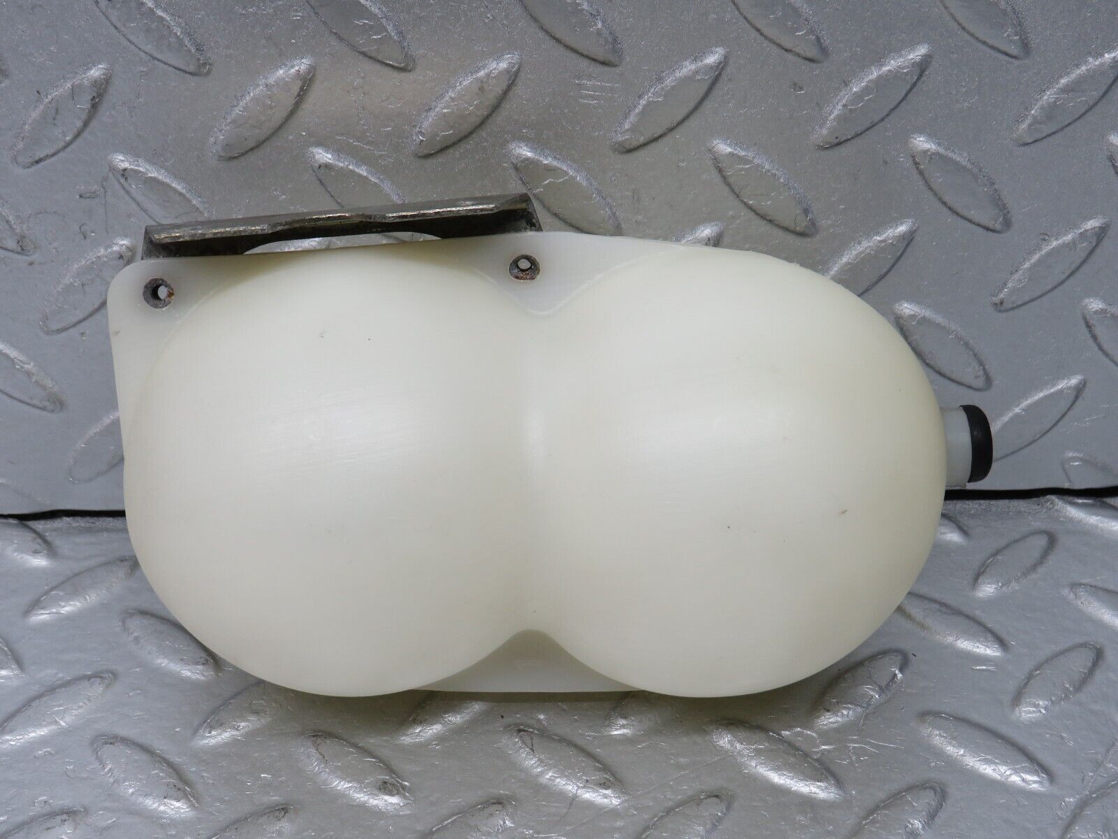 38789 Mercedes-Benz W201 190E 2.6L Vacuum Reservoir