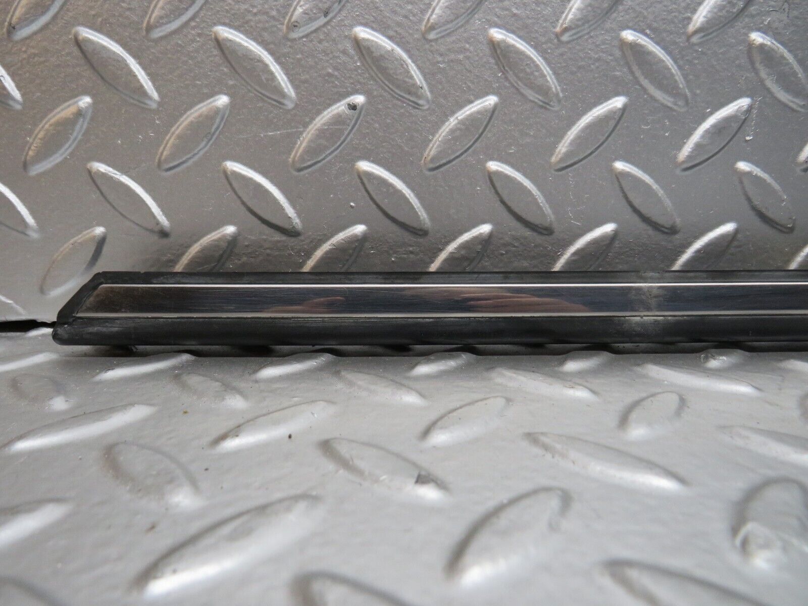 28620 Mercedes-Benz W123 280E Front Right Fender Wing Centre Moulding Trim