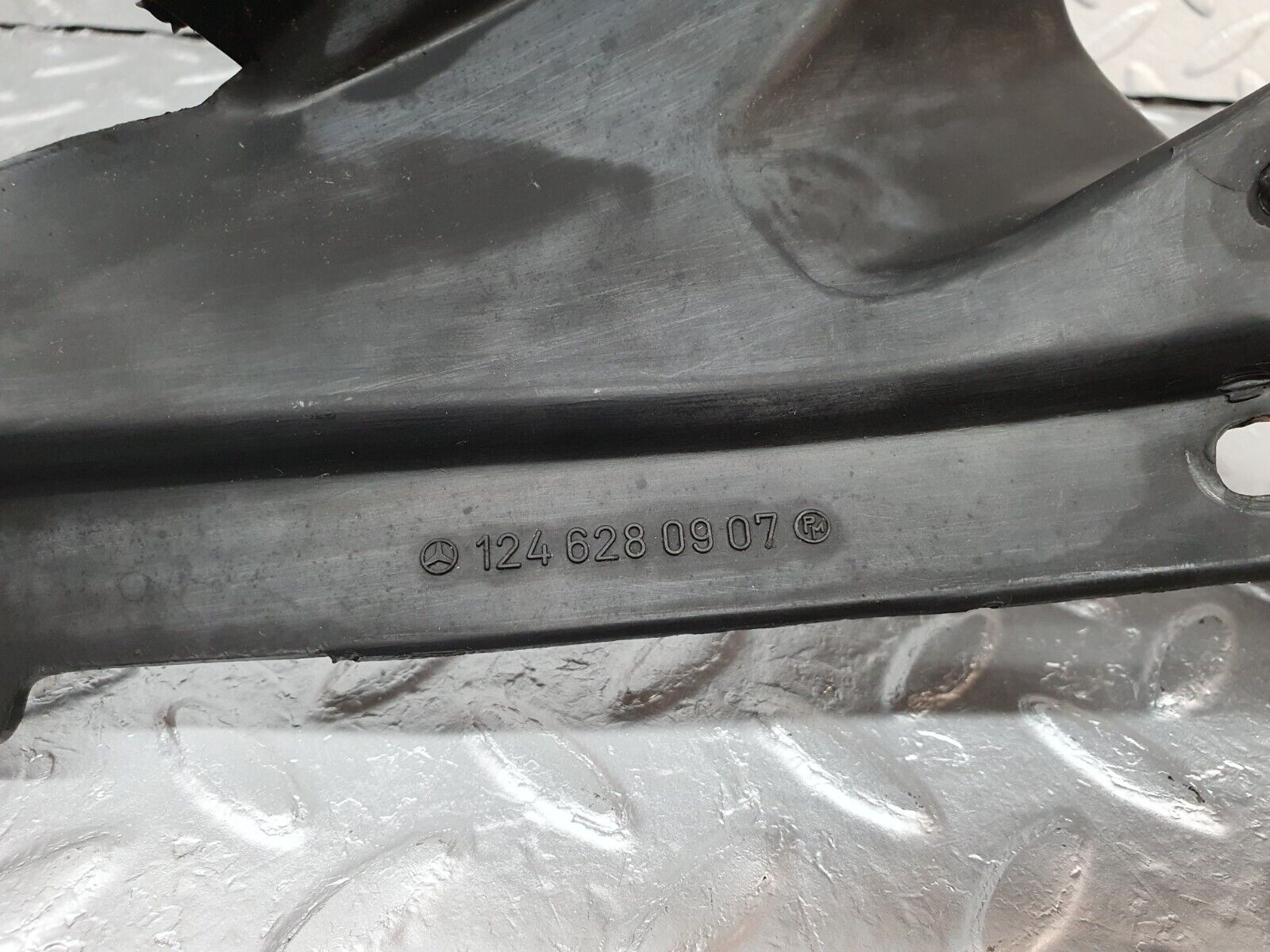 41555 Mercedes-Benz W124 200E Covering Side Member Pair 1246281007 1246280907