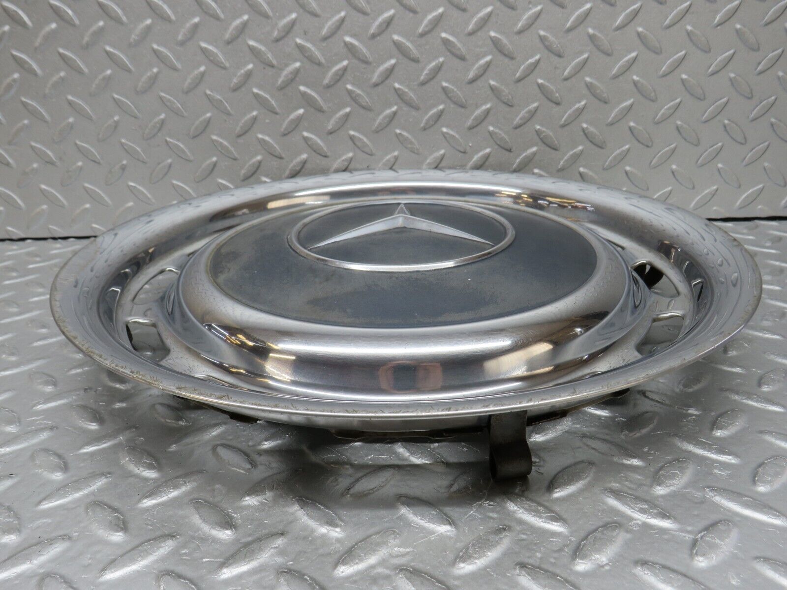 37464 Mercedes-Benz W109 300SEL Wheel Hub Cap 14"