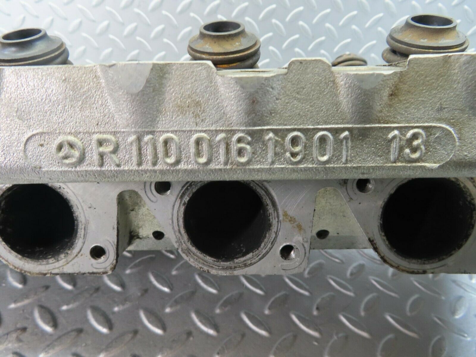 8556 Mercedes-Benz W126 Cylinder Head 1100161901