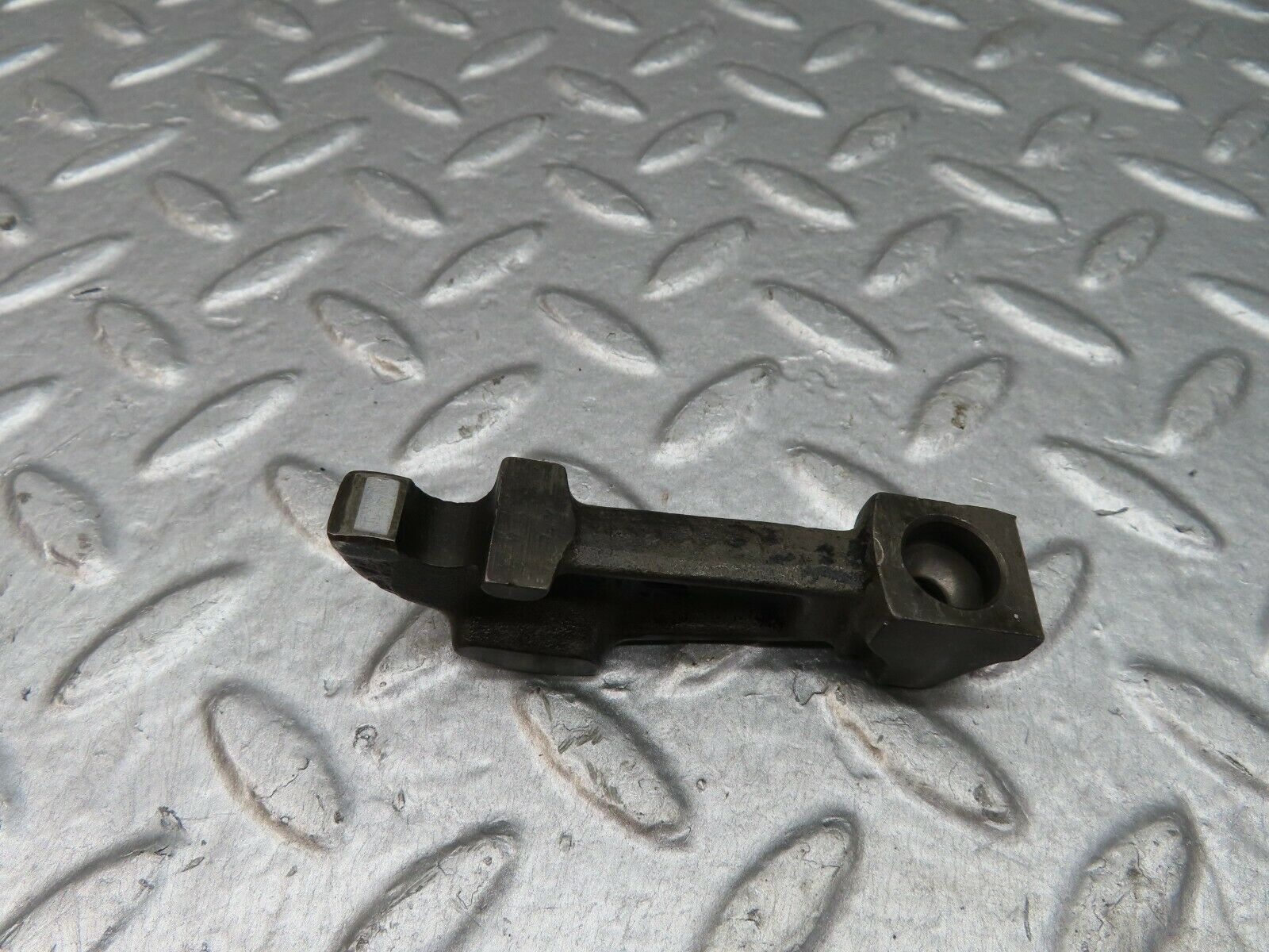 18062 Mercedes-Benz W123 200 Valve Rocker Arm With Retaining Spring