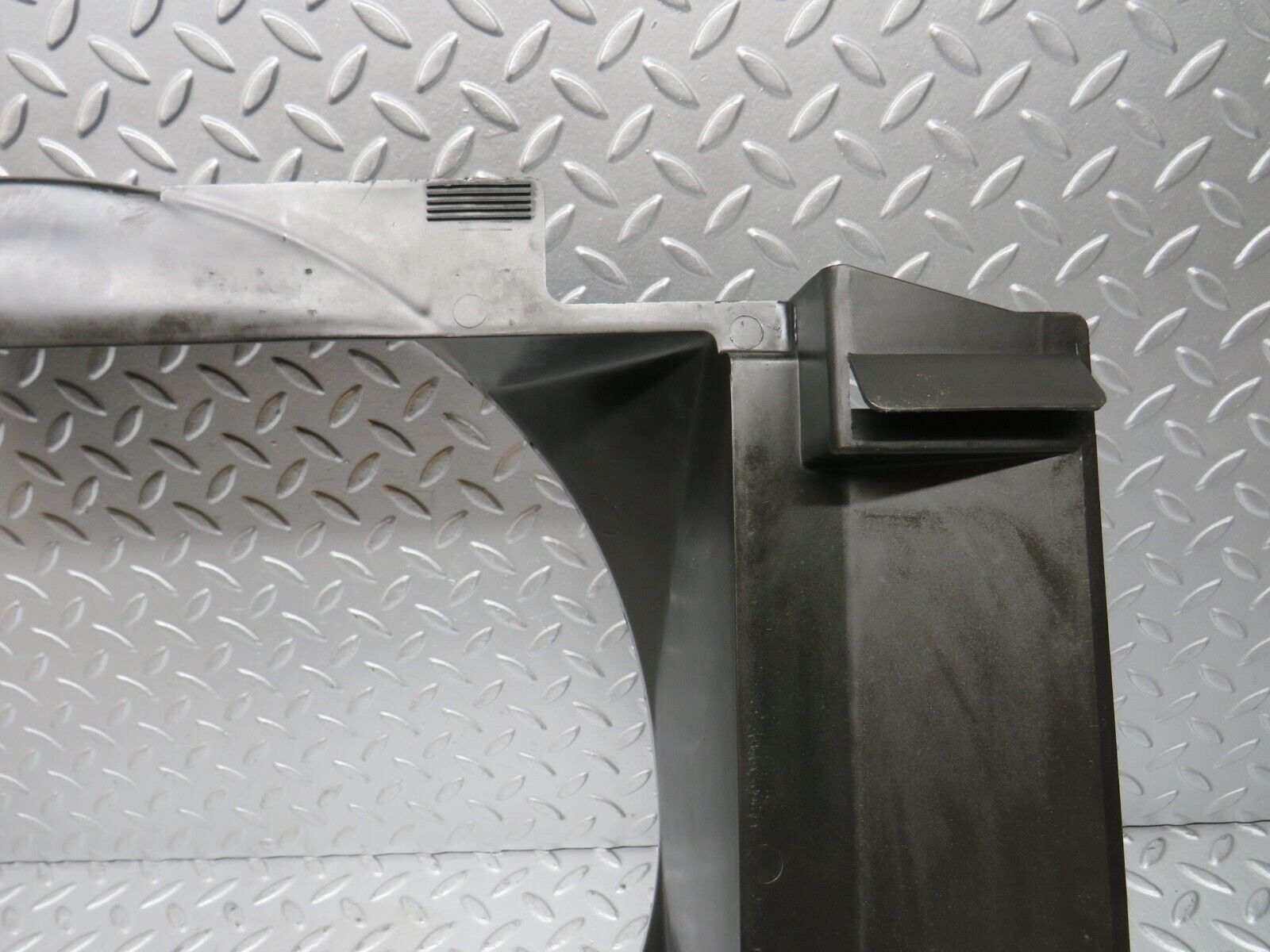 32118 Mercedes-Benz W123 230E Radiator Fan Shroud Fan Cover 1235052055