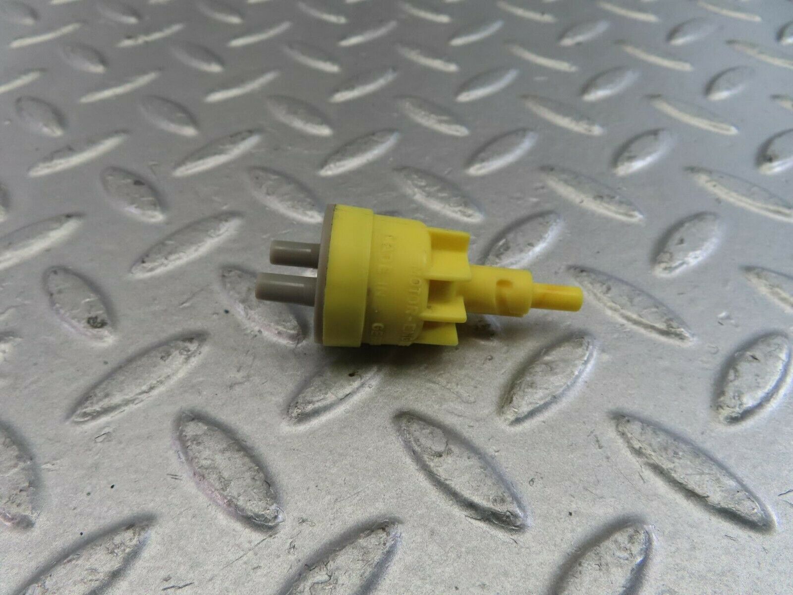 10103 Mercedes-Benz C123 230CE Coupe Vacuum Valve