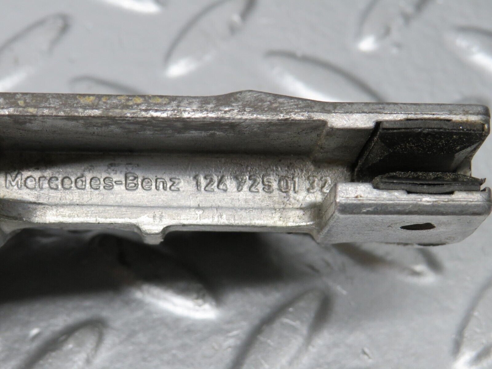 39727 Mercedes-Benz R129 320SL Coupe Door Window Guide Bracket 1247250132 1247250232