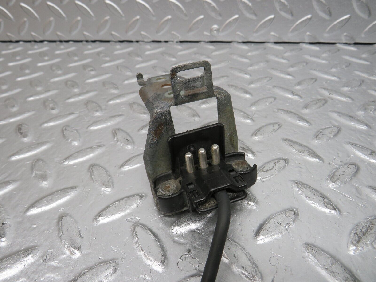 30461 Mercedes-Benz W124 230E Throttle Body Valve With Switch 0011409053