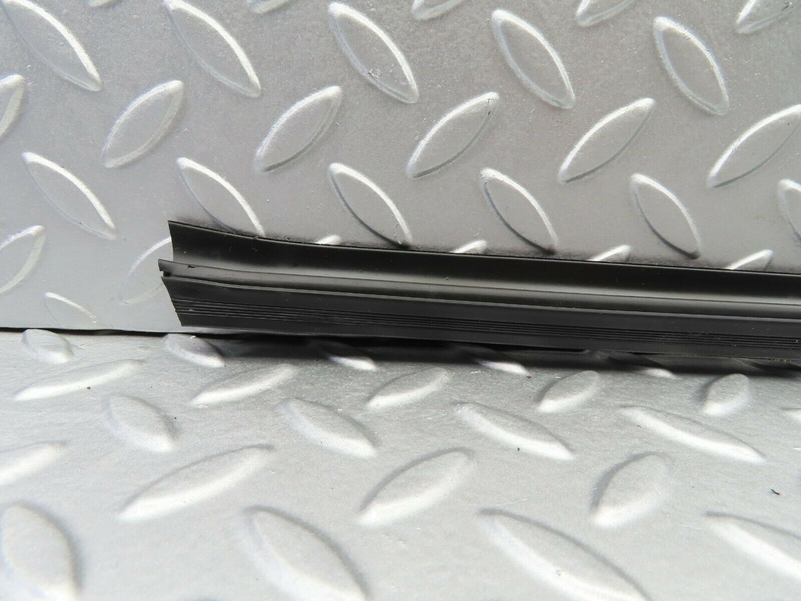 6552 Mercedes-Benz S124 E220 Wagon Window Weatherstrip Seal Front Left