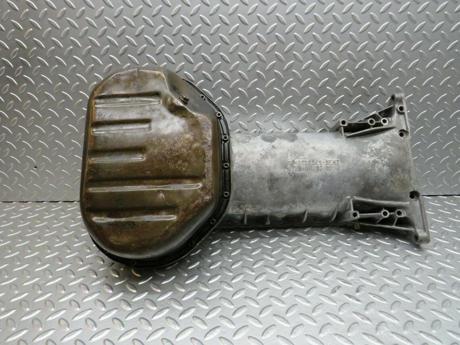 24124 Mercedes-Benz W123 280E Oil Pan Oil Sump 1100140208